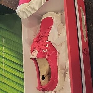 Cariuma red and white tennis shoes